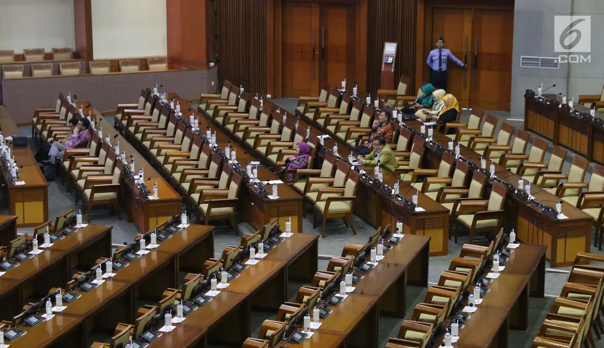 Anggota DPR RI saat menghadiri rapat paripurna pengesahan pimpinan KPK terpilih periode 2019-2023 di Kompleks Parlemen, Jakarta, Senin (16/9/2019). Rapat paripurna pengesahan pimpinan KPK terpilih periode 2019-2023 dipimpin Wakil Ketua DPR RI, Fahri Hamzah. (Liputan6.com/Helmi Fithriansyah)