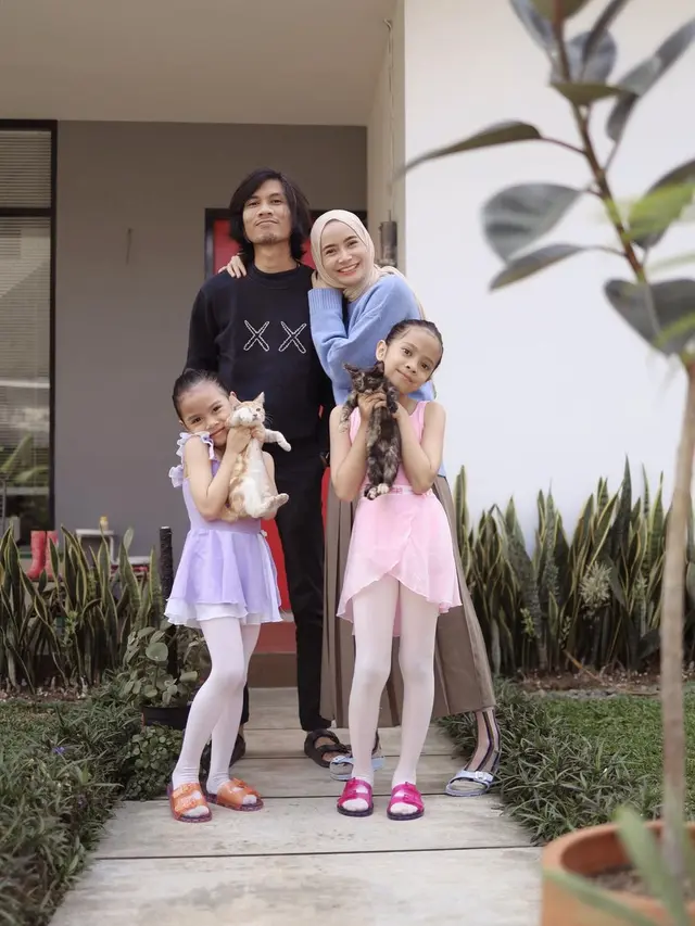 Jarang Tersorot, Ini 6 Potret Mesra Tria The Changcuters dan Dhatu Rembulan