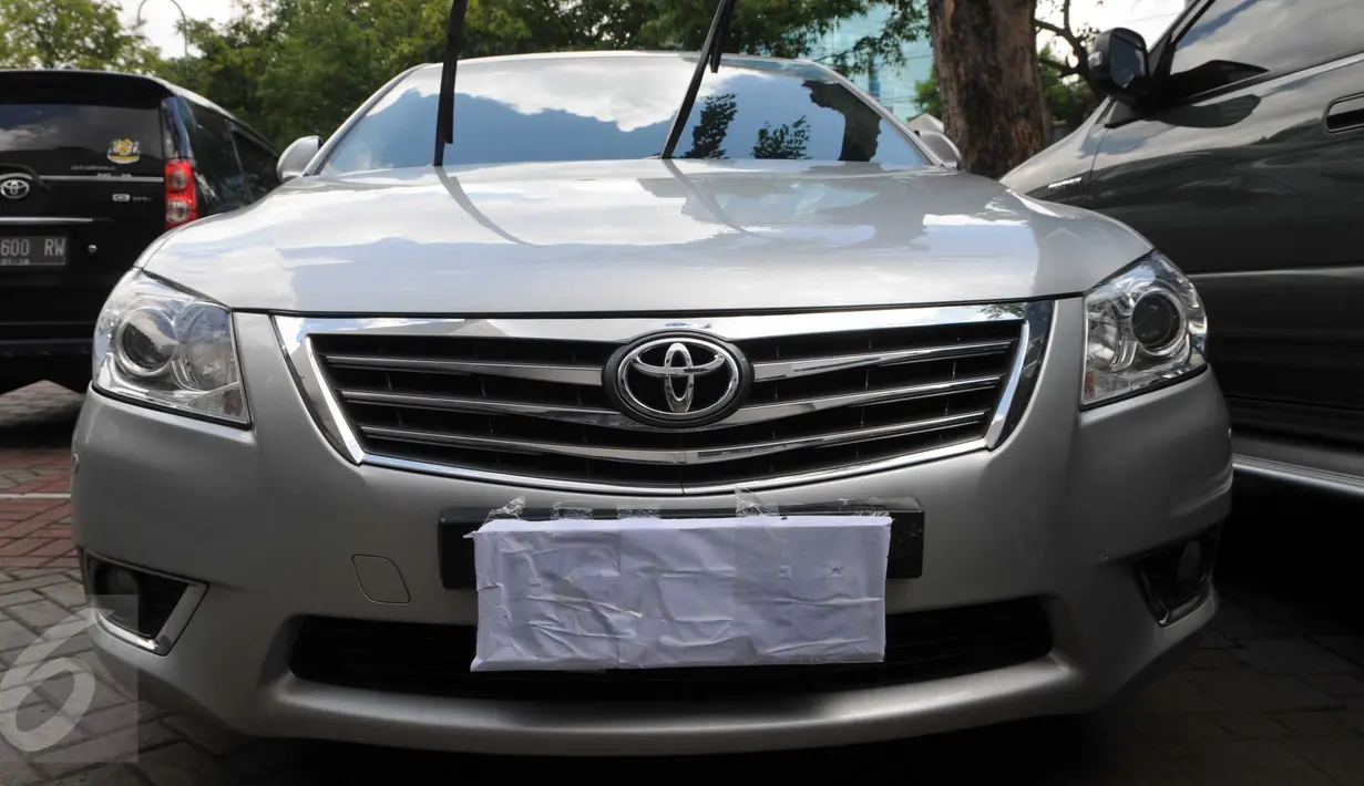 Sebuah mobil Toyota Camry terparkir di halaman Gedung KPK, Jakarta, Senin (15/2). Mobil ini diamankan saat petugas KPK melakukan OTT terhadap Kepala Sub Direktorat Kasasi dan PK Perdata dan Khusus MA, Andri Tristianto Sutrisna. (Liputan6.com/Helmi Afandi)