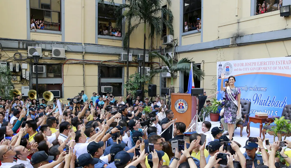 Miss Universe 2015, Pia Alonzo Wurtzbach menyapa pengemarnya selama kunjungannya di balai kota Manila (25/1/2016). Wurtzbach mengatakan dia akan membantu pemerintahannya untuk sadar akan bahayanya HIV. (REUTERS/Romeo Ranoco)