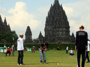 Peserta mengikuti Turnamen Gateball Prambanan Open 2 di Candi Prambanan, Yogyakarta, Sabtu, (7/5/2016). Turnamen di selenggarakan untuk manyambut peringatan satu abad kabupaten Sleman. (Boy Harjanto)