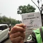 Pengemudi ojek online tuna rungu Hartono (38) yang merupakan mitra Gojek menunjukkan kartu yang digunakan untuk berkomunikasi dengan penumpang. (Foto: Liputan6.com/Huyogo Simbolon)