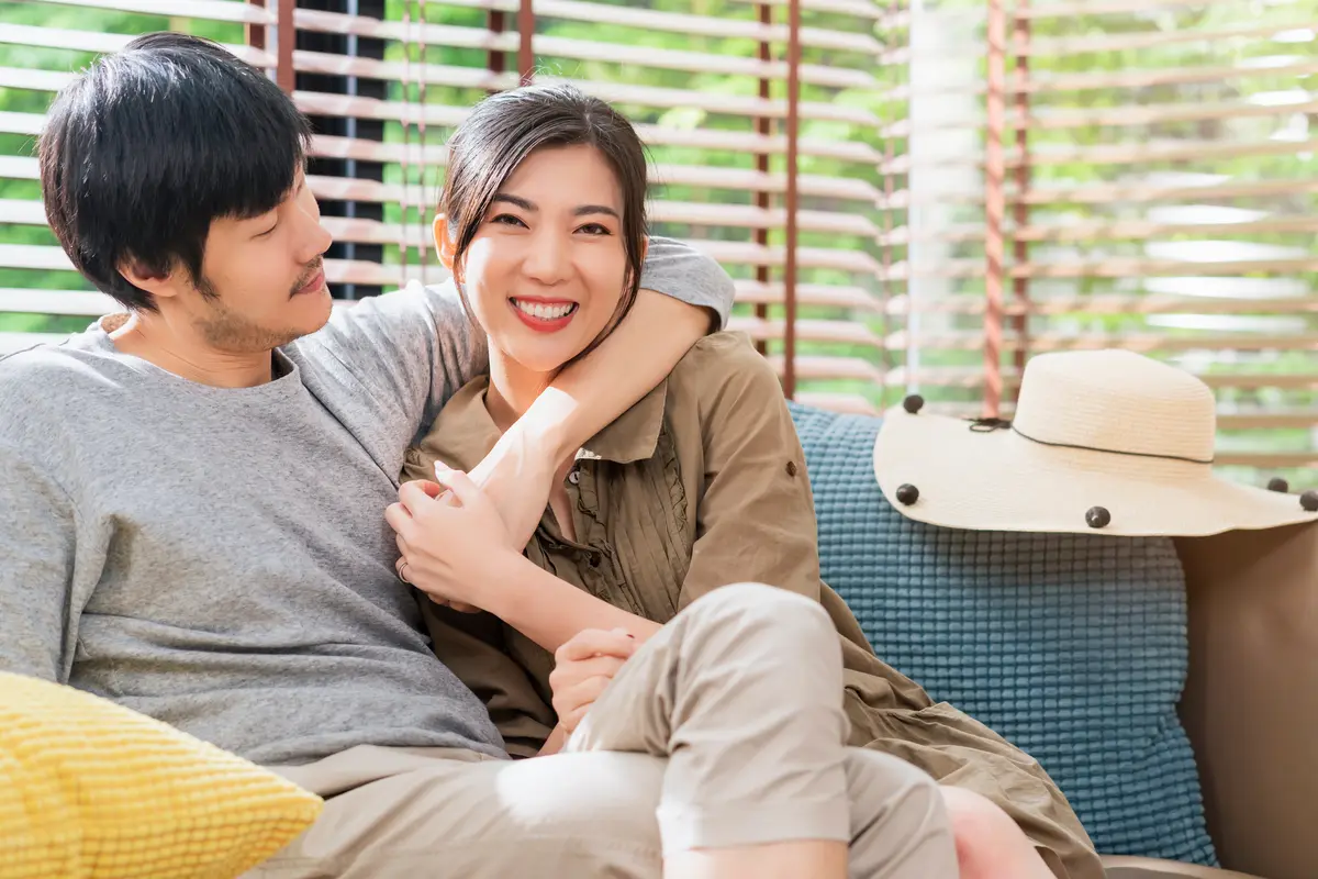 pasangan bahagia romantis
