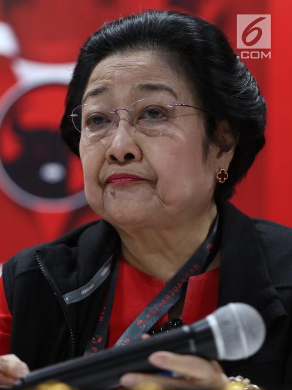 Ketua Umum PDIP Megawati Soekarnoputri (dua kanan) memberi keterangan pers terkait di Bali, Kamis (8/8/2019). Megawati didukung seluruh DPD PDIP untuk kembali memimpin partai banteng moncong putih periode 2019-2024. (Liputan6.com/JohanTallo)