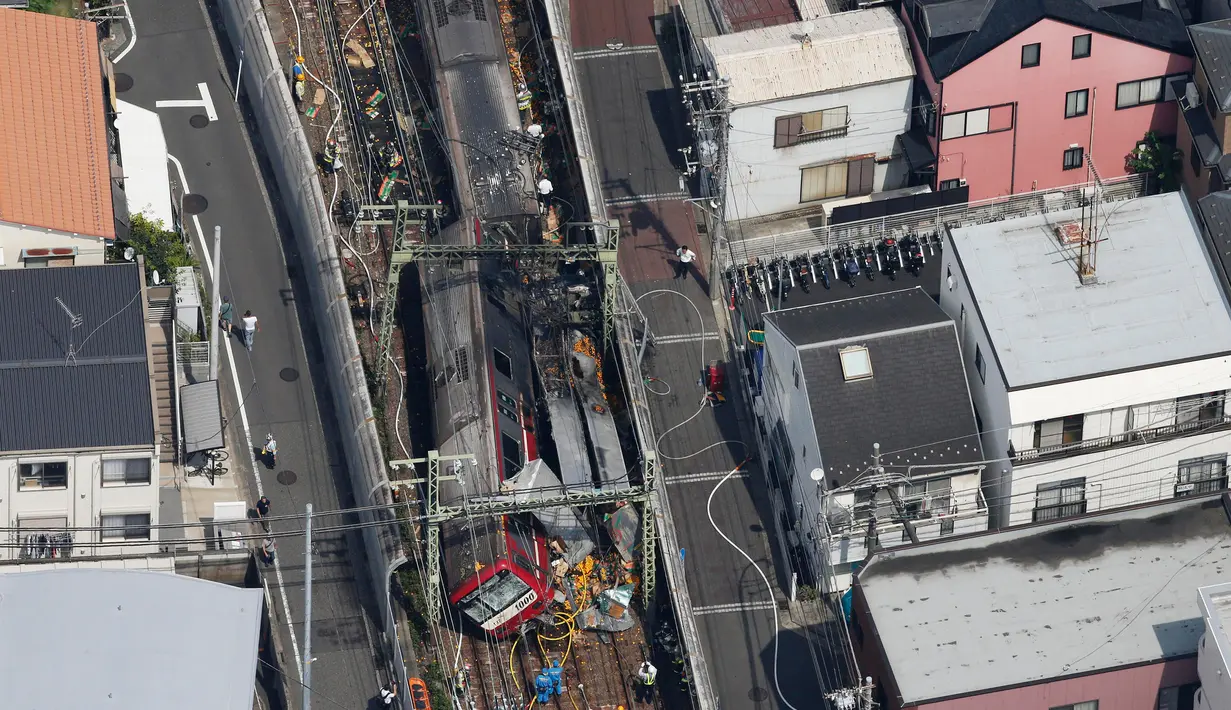 Pandangan dari udara menunjukkan kereta tergelincir setelah menabrak truk di Yokohama, Prefektur Kanagawa, Jepang, Kamis (5/9/2019). Kecelakaan yang terjadi di jalur rel menuju Tokyo ini membuat truk itu terbakar. (Kenzaburo Fukuhara/Kyodo News via AP)