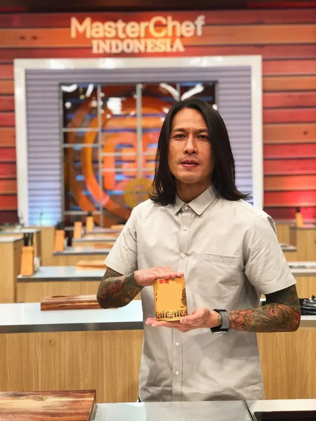 6 Potret Terbaru Chef Juna Berambut Gondrong, Bikin Pangling