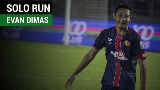 Evan Dimas mengantarkan Selangor FA taklukkan PKNS FC 2-1 berkat gol solo runnya.