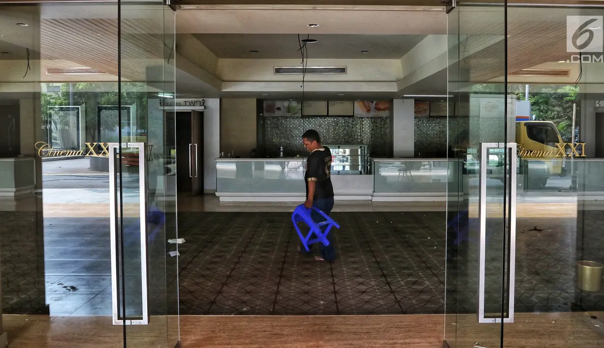 Pekerja memindahkan barang di bioskop XXI Taman Ismail Marzuki (TIM) yang per 19 Agustus 2019 sudah tidak beroperasi lagi, Jakarta, Selasa (20/8/2019). Pemberhentian operasional salah satu bioskop milik jaringan 21 Cineplex Group itu imbas dari revitalisasi kawasan TIM. (Liputan6.com/Johan Tallo)