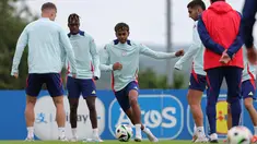 Pemain muda Spanyol #19 Lamine Yamal (tengah) bersama rekan satu timnya menghadiri sesi Latihan menjelang perempat final Euro 2024 di base camp tim di Donaueschingen, Kamis (4/7/2024). (LLUIS GENE / AFP)