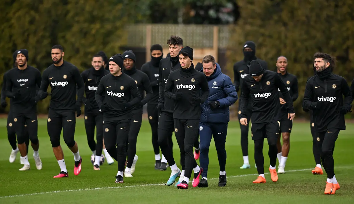 Para pemain Chelsea melakukan pemanasana selama sesi latihan tim di fasilitas pelatihan Chelsea Cobham di Stoke D'Abernon, London (6/3/2023). Pada pertemuan leg pertama Liga Champions Chelsea harus menelan kekalahan tipis 0-1 atas Borussia Dortmund.(AFP/Glyn Kirk)