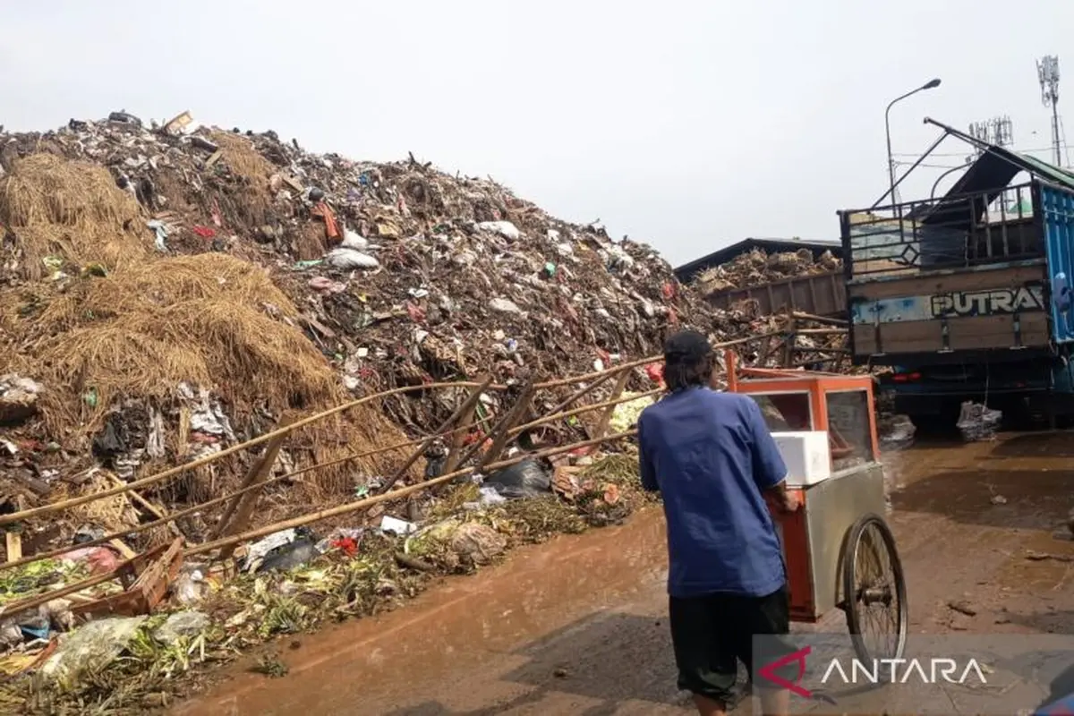 Gunung Sampah di Pasar Induk Kramat