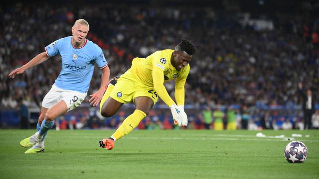 Foto: Aksi Tangkas Andre Onana, Kiper yang Digadang-gadang Gantikan Peran David de Gea di Bawah Mistar Gawang MU