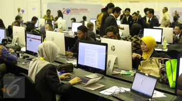 Kesibukan awak media di dalam media center KTT IORA 2017 di Jakarta Convention Center, Senin (6/3). Media center ini merupakan ruangan yang disediakan panitia untuk para jurnalis yang meliput kegiatan KTT IORA ke-20. (Liputan6.com/Angga Yuniar) 