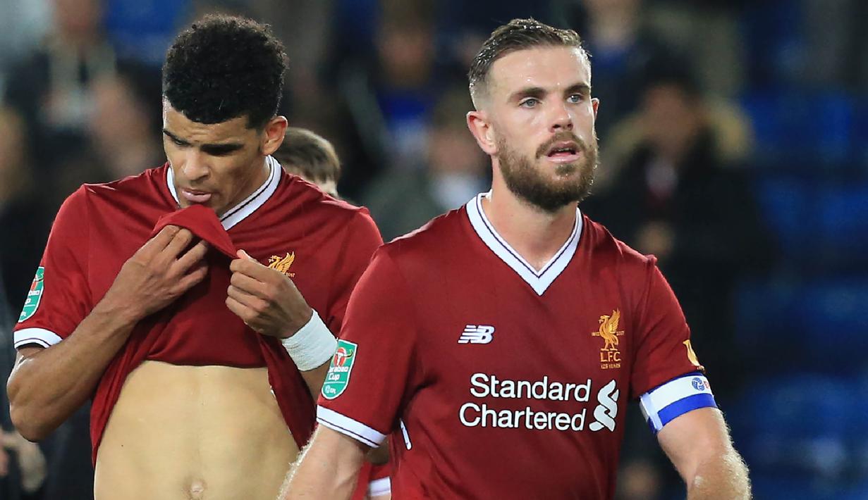 Kapten Liverpool, Jordan Henderson, tampak kecewa usai dikalahkan Leicester pada laga Piala Liga di Stadion King Power, Leicester, Selasa (19/9/2017). Leicester menang 2-0 atas Liverpool. (AFP/Lindsey Parnaby)