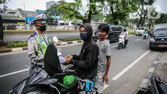 Polisi Lalu lintas menilang pengendara sepeda motor saat Operasi Patuh Jaya 2020 di Jalan Letjen Suprapto, Jakarta Pusat, Kamis (23/7/2020). Ditlantas Polda Metro Jaya menggelar Operasi Patuh Jaya 2020 hingga 5 Agustus untuk menertibkan masyarakat dalam berlalu lintas. (Liputan6.com/Faizal Fanani)
