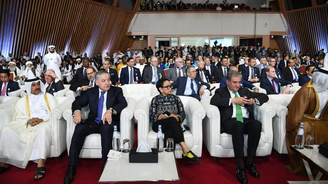 Menlu RI Retno Marsudi menyaksikan penandatanganan kesepakatan perdamaian AS - Taliban di Doha, Qatar, 29 Februari 2020 (kredit: Kemlu RI)