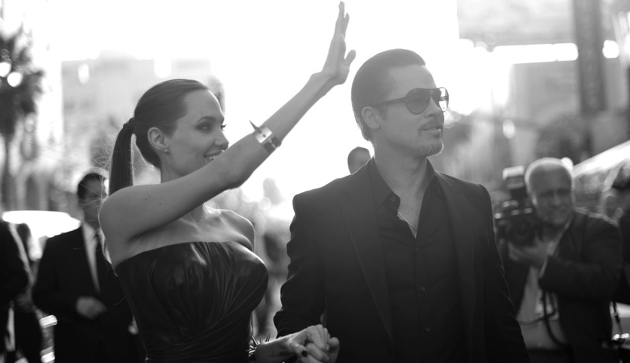 Angelina Jolie didampingi Brad Pitt menghadiri pemutaran film "Maleficent" di Hollywood, California, 28 Mei 2014. Di gugatannya, Jolie menyebutkan bahwa dirinya sudah berpisah dari Brad sejak 15 September 2016. (Charley Gallay/Getty Images for Disney/AFP)