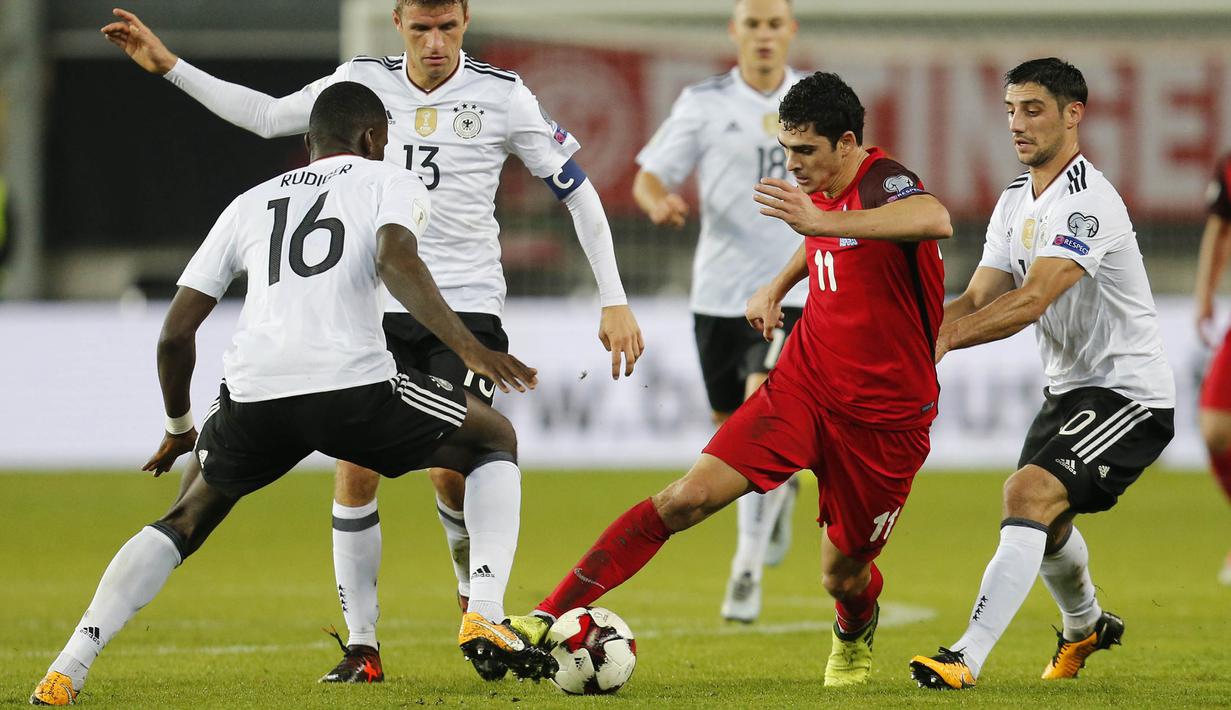 Striker Azerbaijan, Ramil Sheidaev, berusaha melewati pemain Jerman pada laga kualifikasi Piala Dunia di Stadion Fritz Walter, Minggu (8/10/2017). Jerman menang 5-1 atas Azerbaijan. (AP/Michael Probst)