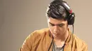 Al  terjun didunia Disc Jokey atau biasa disebut DJ.  Kepiawaiannya memainkan alat alat dj pun sudah tak diragukan lagi. (via instagram@alghazali7/Bintang.com)