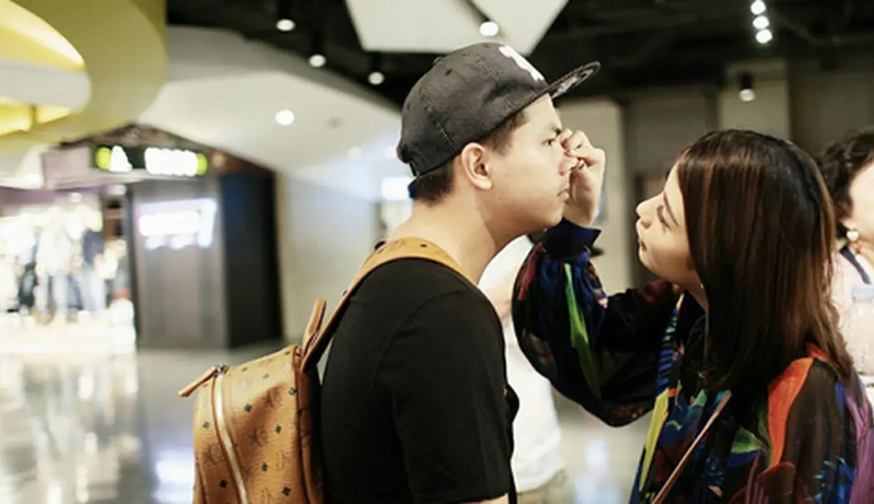 Terlihat dari postingan Glenn, pasangan ini berangkat dari Bandara Soekarno Hatta. "And we are off for our Babymoon!! She of course is always ready to sleep on long flights!! ✈️" tulis Glenn pada 2 Mei silam. (Instagram/glennalinskie)