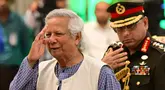 Peraih hadiah Nobel Perdamaian, Muhammad Yunus (kiri) sesaat sebelum diambil sumpahnya untuk memimpin pemerintahan sementara Bangladesh sebagai penasihat utama, pada hari Kamis (8/8/2024) malam. (MUNIR UZ ZAMAN/AFP)