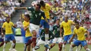 Striker Brasil, Gabriel Jesus, duel udara dengan bek Meksiko, Rafael Marquez, pada babak 16 besar Piala Dunia di Samara Arena, Samara, Senin (2/6/2018). Brasil menang 2-0 atas Meksiko. (AP/Franck Augstein)
