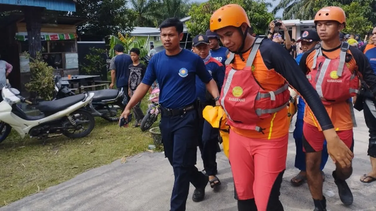 Petugas mengevakuasi jasad kakak adik tenggelam di Sungai Siak yang dinyatakan hilang pada Senin petang lalu.