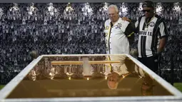 Ini adalah mausoleum (area pemakaman) bertingkat yang memegang rekor dunia Guinness untuk pemakaman tertinggi di duinia. (AP Photo/Andre Penner)