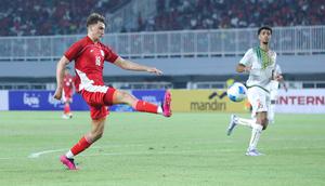 Mauro Zijlstra mencoba menggapai bola saat pertandingan Timnas Indonesia U-22 melawan Mali U-22&nbsp;yang dilangsungkan di Stadion Pakansari, Bogor, Jawa Barat, Sabtu (15/11/2025). (Bola.com/M Iqbal Ichsan)
&nbsp;