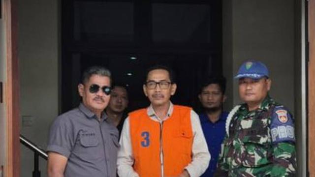 urah dan Carik Kalurahan Bohol di Gunungkidul resmi ditahan setelah diduga menyelewengkan dana desa selama 2022-2024 melalui manipulasi laporan anggaran dan kegiatan fiktif. Setelah penyidikan dinyatakan lengkap, keduanya diserahkan ke Jaksa Penuntut Umum dan dijerat pasal korupsi dalam UU Tipiko...