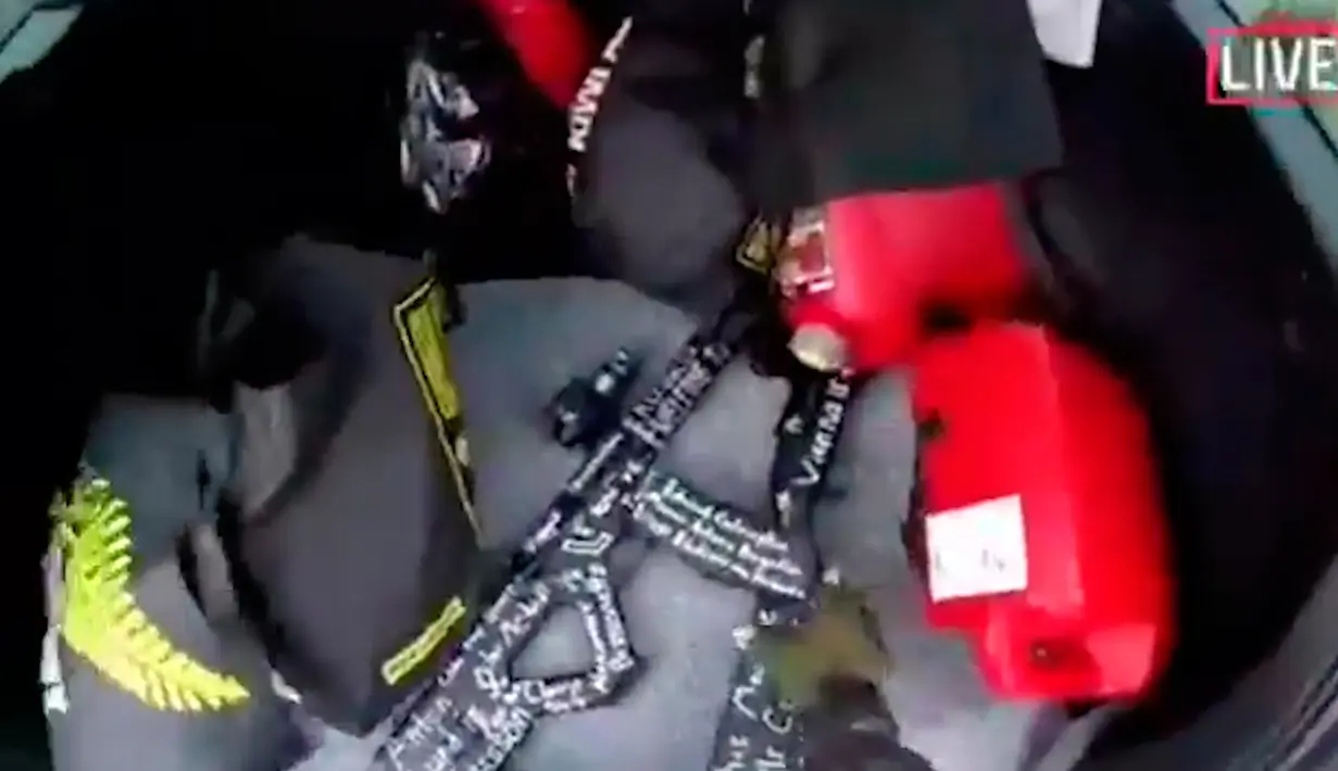 Senjata mesin dan shootgun yang digunakan terduga pelaku penambakan Christchurch, Selandia Baru, Jumat (15/3).Penyerangan dilakukan saat para jemaah tengah melangsungkan salat Jumat. (AP Photo)