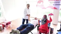 Ketua KSPSI, Andi Gani, Melihat Donor Darah Dari Relawan Buruh Ganjar, Di Tangerang, Banten. (Rabu, 04/10/2023).