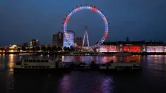 Eye menyalakan lampu berwarna merah, biru dan putih untuk menghormati kelahiran bayi laki-laki  Pangeran Harry dan Meghan Markle di London, Senin (6/5/2019). Bayi yang hingga kini belum diberi nama tersebut, lahir pada pukul 5:26 pagi waktu setempat dengan berat 3,2 kg. (Tolga AKMEN/AFP)