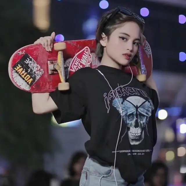Ramai Soal Kisah Keluarganya, Ini 6 Potret Jeje TikTok yang Sedang Viral