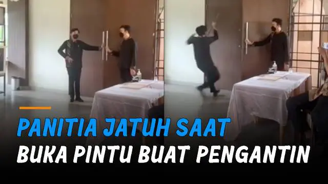 Seorang panitia tampak kesulitan membukanya hingga ganggang pintu lepas dan dirinya terjungkal ke belakang.