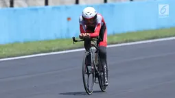 Atlet ParaCycling, M Fadli Immamuddin saat laga di nomor Individual Time Trial C4 Asian Para Games 2018 di Sirkuit Sentul Bogor, Senin (8/10). M Fadli menyelesaikan lima putaran lomba dengan waktu 28 menit 21,835 detik. (Liputan6.com/Helmi Fithriansyah)
