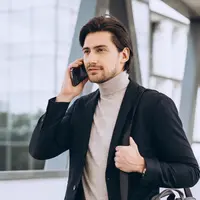 Potret pria tampan berbisnis modern yang mengenakan setelan jas. (anatoliycherkas/depositphotos.com)