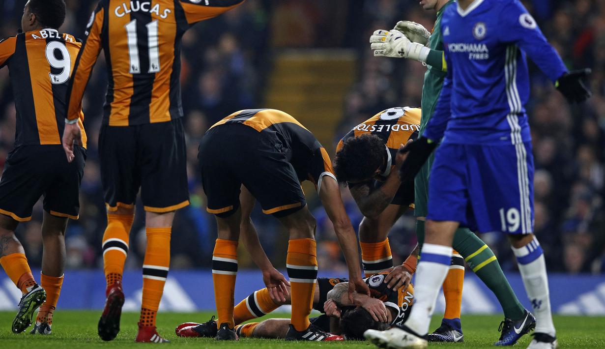 Atas insiden itu, Ryan Mason menjalani operasi di kepala dengan memasang 14 pelat baja, 45 buah staples dan menyisakan 6 jahitan besar. Ia kemudian divonis tidak dapat melanjutkan kariernya sebagai pemain. (AFP/Adrian Dennis)