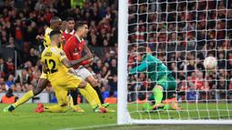 Ronaldo berhasil memanfaatkan umpan silang Bruno Fernandes yang berhasil disundulnya. Meski sempat ditepis, ia dengan cepat menyambar kembali bola muntah untuk menjadi gol. (AFP/Lindsey Parnaby)