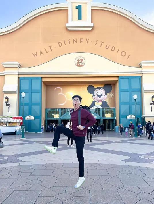 Mampir main ke Disneyland, bintang web series Dear Dosenku ini tentunya tak lupa abadikan foto di Disneyland usai nikmati wahana. Pamer ekspresi heboh, terlihat Emer memang sangat menikmati liburan di Paris. Meski solo trip, tak mengurangi keseruan liburan aktor yang awali karier pada tahun 2015 ini. (Liputan6.com/IG/@emeraldyrafael)