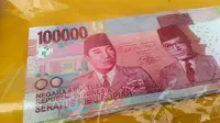 Barang bukti sebanyak 43 lembar uang palsu pecahan Rp 100 ribu. (Liputan6.com/Muhamad Ridlo)