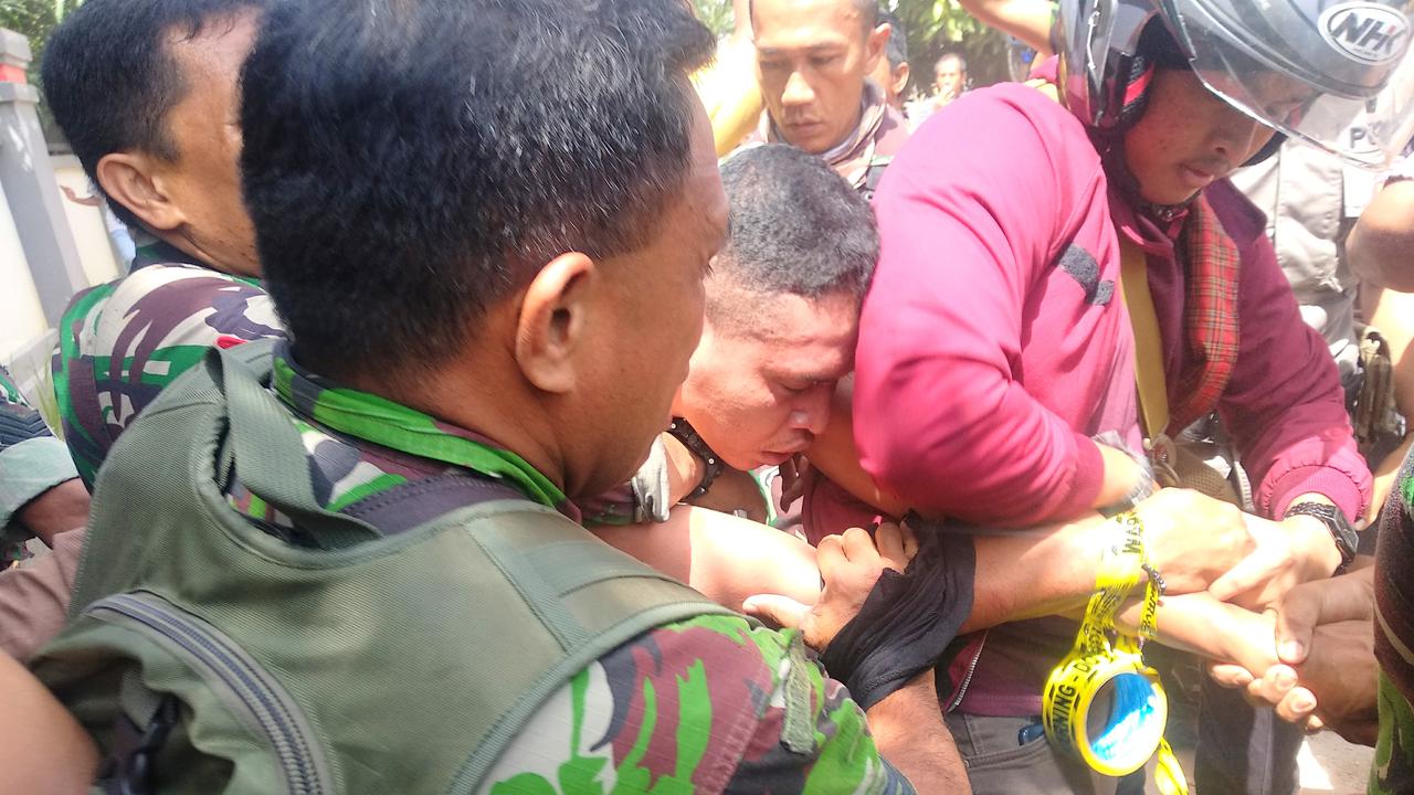 Pelaku penculikan anak, Adrianus Pattian saat berhasil ditangkap warga, Rabu (1/5/2019).