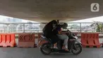 Pengendara motor melintas di Jembatan Antelope, Curug, Bekasi, Jawa Barat, Selasa (14/6/2022). Jembatan Antelope tidak amblas melainkan adanya pemasangan girder proyek kereta cepat dan hanya dapat dilalui kendaraan dengan ketinggian maksimal 1,7 meter dari tanggal 13 Juni hingga 10 Agustus 2022. (Liputan6.com/Herman Zakharia)
