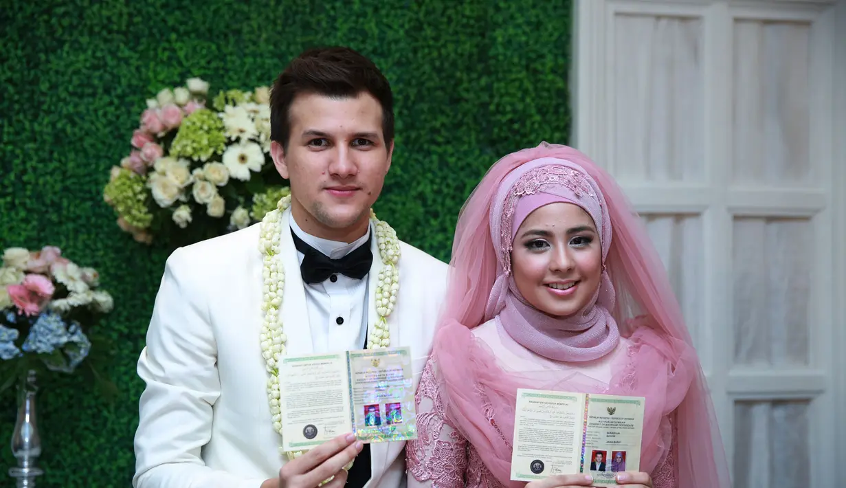 Khidmat dan sakralnya suasana akad nikah Risty Tagor dan Stuart Collin (M. Akrom Sukarya/Bintang.com)