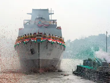 Confetti dan asap berwarna bendera nasional India menandai masuknya INS Vindhyagiri ke Sungai Hooghly di Kolkata, India, Kamis (17/8/2023). INS Vindhyagiri merupakan kapal perang baru untuk angkatan laut India. (AP Photo/Bikas Das)