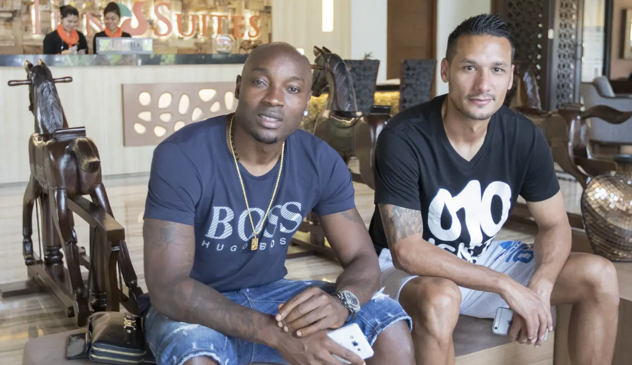Pelatih Persija, Bambang Nurdiansyah bernostalgia dengan asisten pelatih Arema Cronus, I Made Pasek Wijaya, saat jeda pertandingan di Hotel Ijen Suites, Malang, Jumat (20/11/2015). (Bola.com/Vitalis Yogi Trisna)