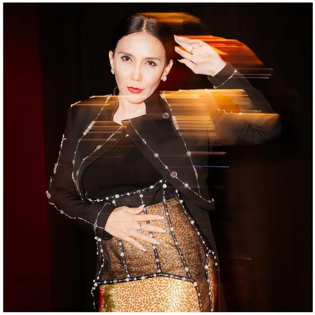 6 Gaya Fashion Rieke Diah Pitaloka di Premiere AGEN +62, Sentuhan Etnik Memukau