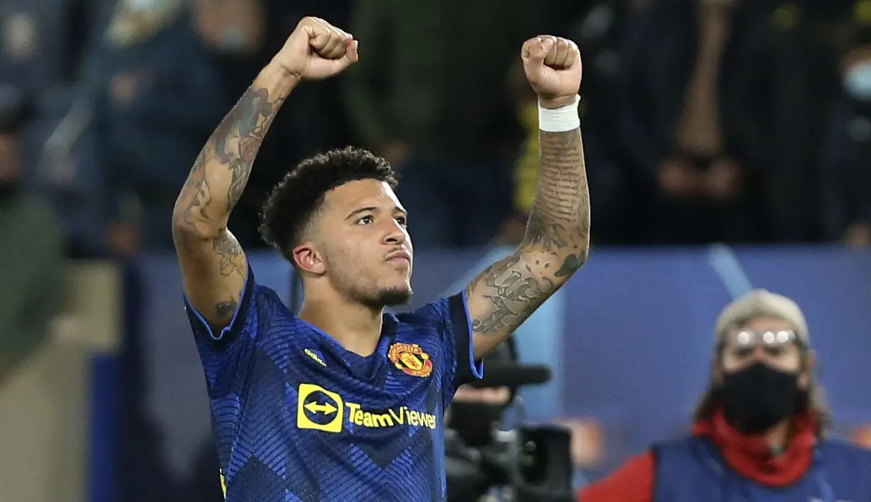 Jelang laga usai, Jadon Sancho akhirnya mencetak gol debutnya bersama Manchester United lewat sebuah tembakan keras dari tepi kotak penalti. Skor 2-0 untuk kemenangan MU pun menjadi hasil akhir laga ini. (AP/Alberto Saiz)