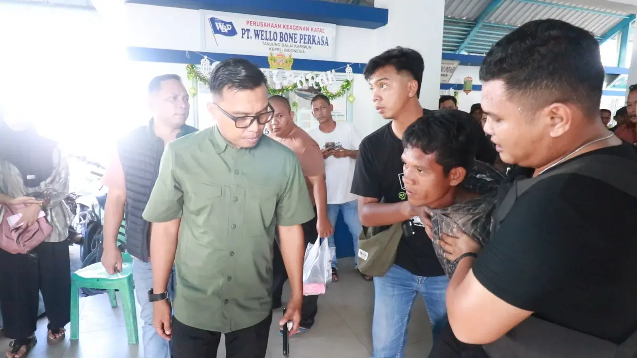 IS (23), suami yang tega menikam istrinya hingga tewas dengan menggunakan sikat gigi. Peristiwa memilukan itu terjadi di rumahnya di daerah Tanjung Batu Kota Kundur, Karimun, Kepulauan Riau (Kepri). (Merdeka.com/Bachtiarudin Alam)