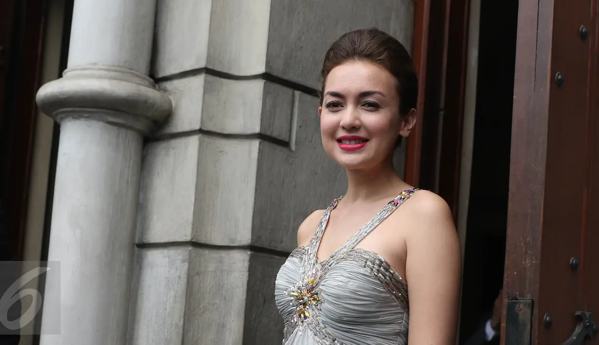 Rianti Cartwright saat menghadiri pemberkataan Harvey Moeis dan Sandra Dewi di Gereja Katedral, Jakarta, Selasa (8/11). Pernikahan Sandra dan Harvey turut dihadiri Gubernur DKI Jakarta, Basuki T Purnama. (Liputan6.com/Herman Zakharia)